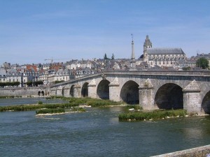 800px-Blois_Loirebruecke_wmt